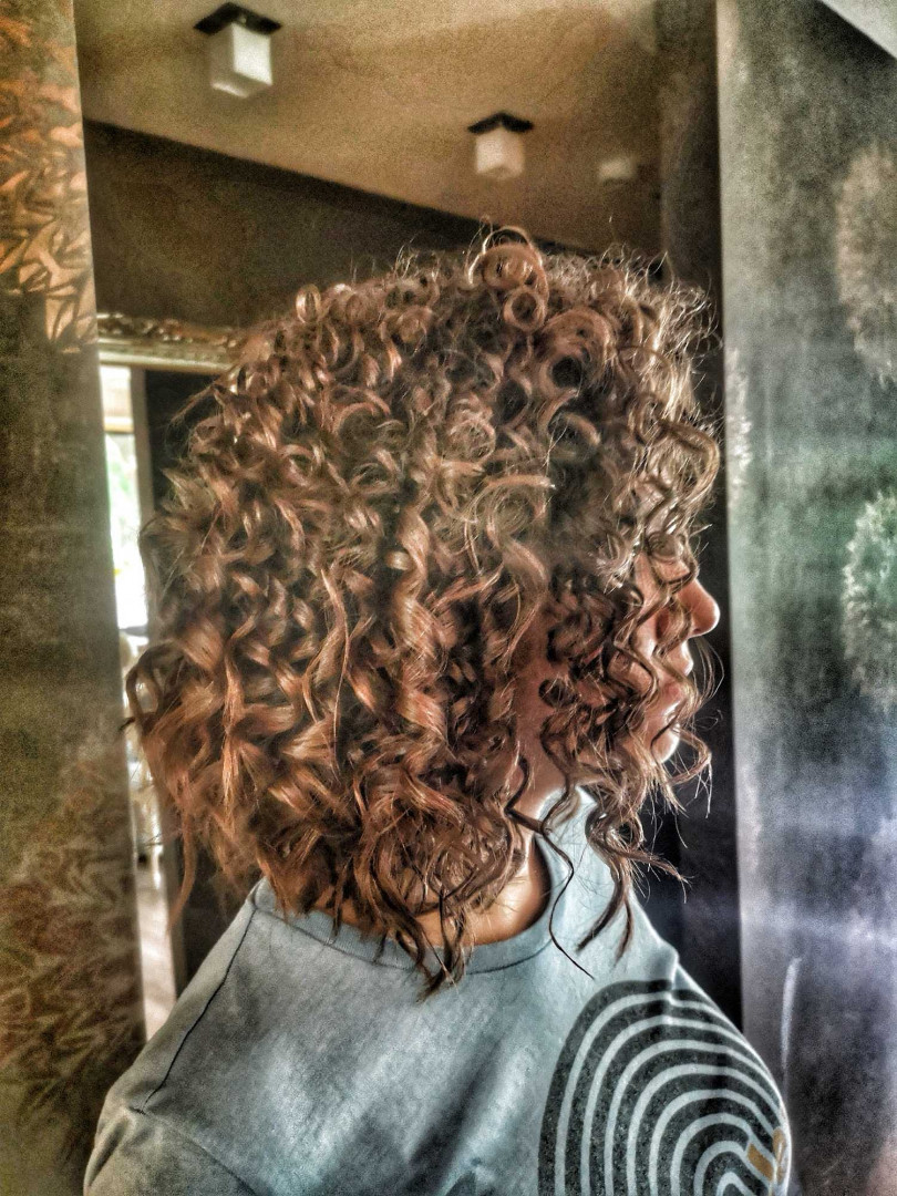 Bibi beauty centar #beograd Uvijanje, lokne i talasi Afro lokne - kosa srednje dužine