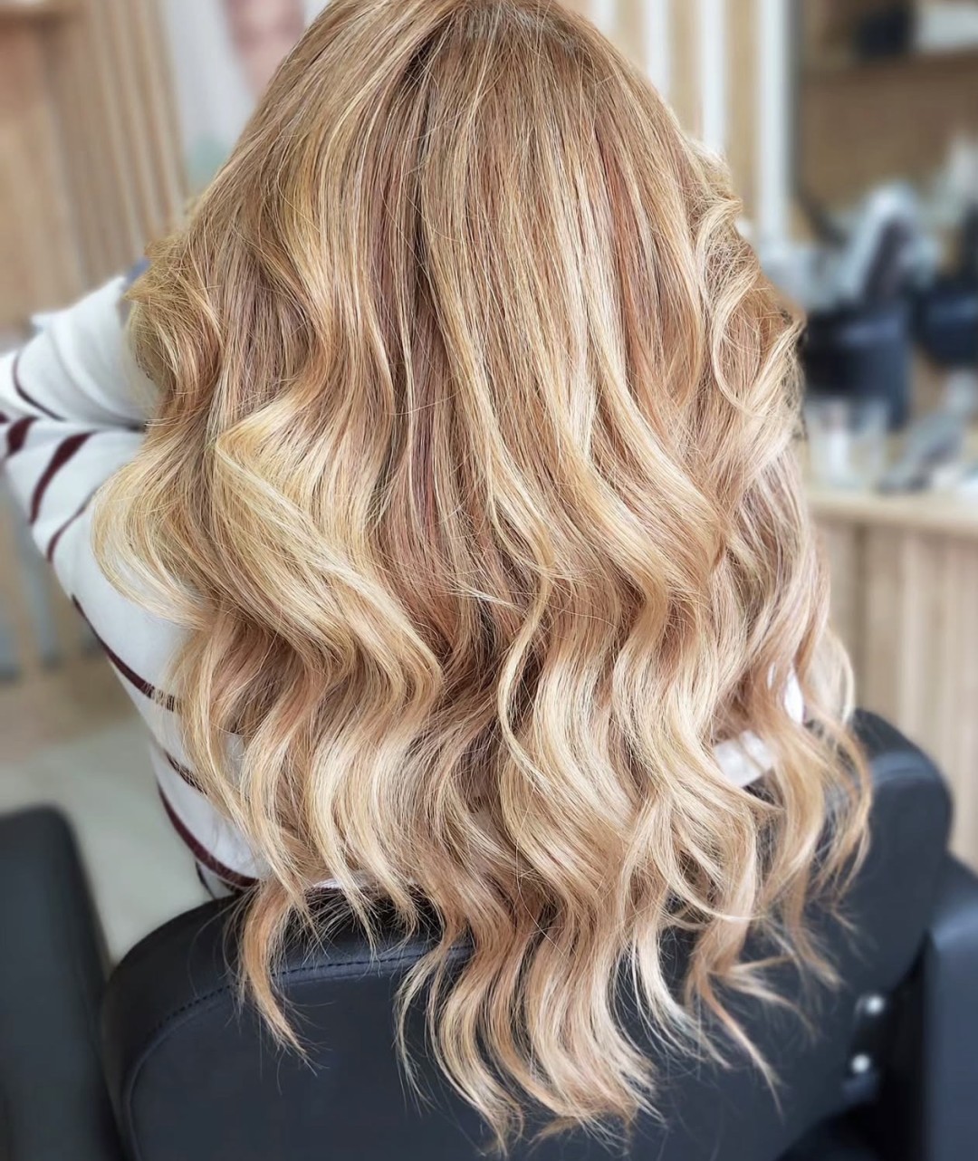 Jelena Marinković #beograd Žensko šišanje Žensko šišanje + feniranje na ravno / lokne - duga kosa