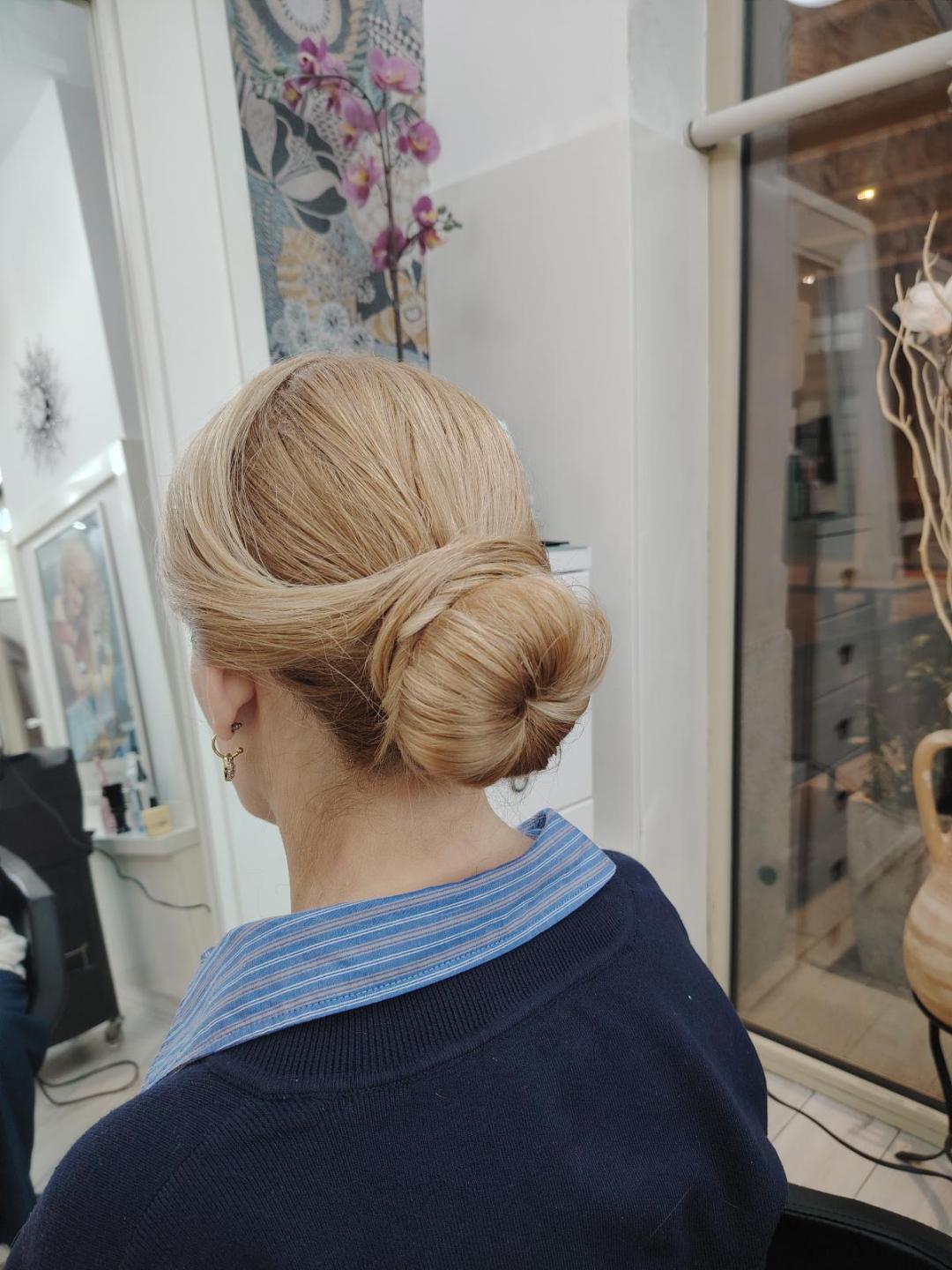 In line 1 #pancevo Svečane i frizure za svadbu Svečana frizura