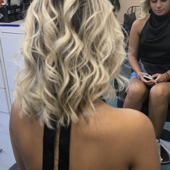 Candy S #novisad Feniranje i stilizovanje Feniranje WAVES, na talase - kosa srednje dužine