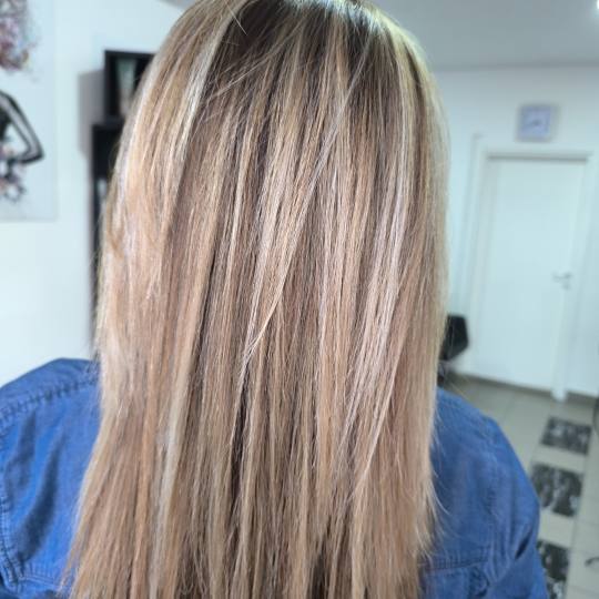 Studio lepote S #beograd Pramenovi Pramenovi + feniranje + preliv - kosa srednje dužine