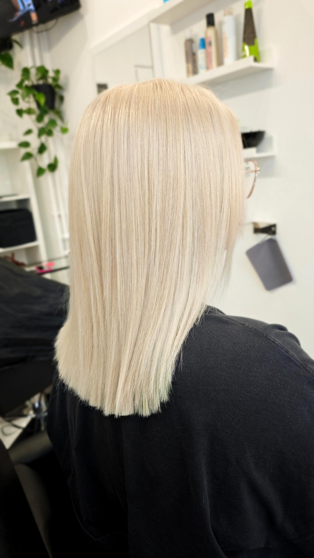 Total Blonde - kosa srednje dužina - Kotenkova Studio & Education, Beograd Feniranje i stilizovanje Frizerski saloni Feniranje i stilizovanje, Beograd, Vukov spomenik, Đeram