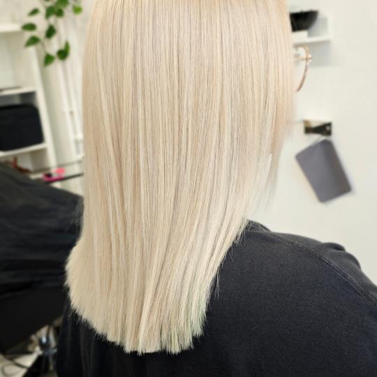 Kotenkova Studio & Education #beograd Feniranje i stilizovanje Total Blonde - kosa srednje dužina U
