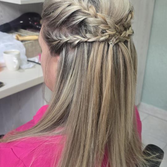 Lilla #novisad Svečane i frizure za svadbu Svečana frizura - kosa srednje dužine