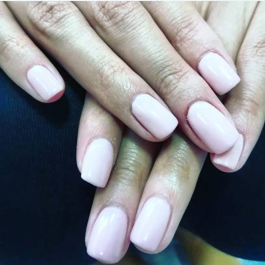Salon Klinik #beograd Gel lak Jako postojan gel lak CND ne oštećuje nokatnu ploču jer je na bazi 