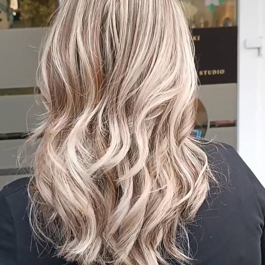 Travijata Donna #novisad Farbanje kose Balayage ili Farbanje izrastka + pramenovi blanšom + preliv 