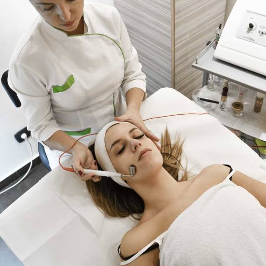 Logo Skin Centar #beograd Tretman lica „Clear skin“ higijenski tretman lica - za đake i student