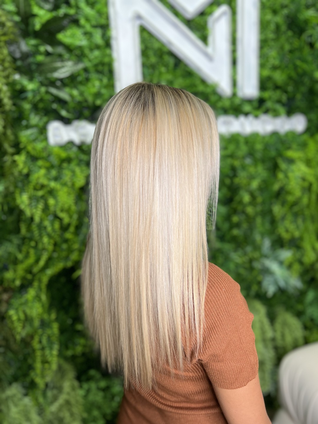 MN Beauty studio #beograd Farbanje kose Akcija Farbanje izrastka+ feniranje - mali izrastak