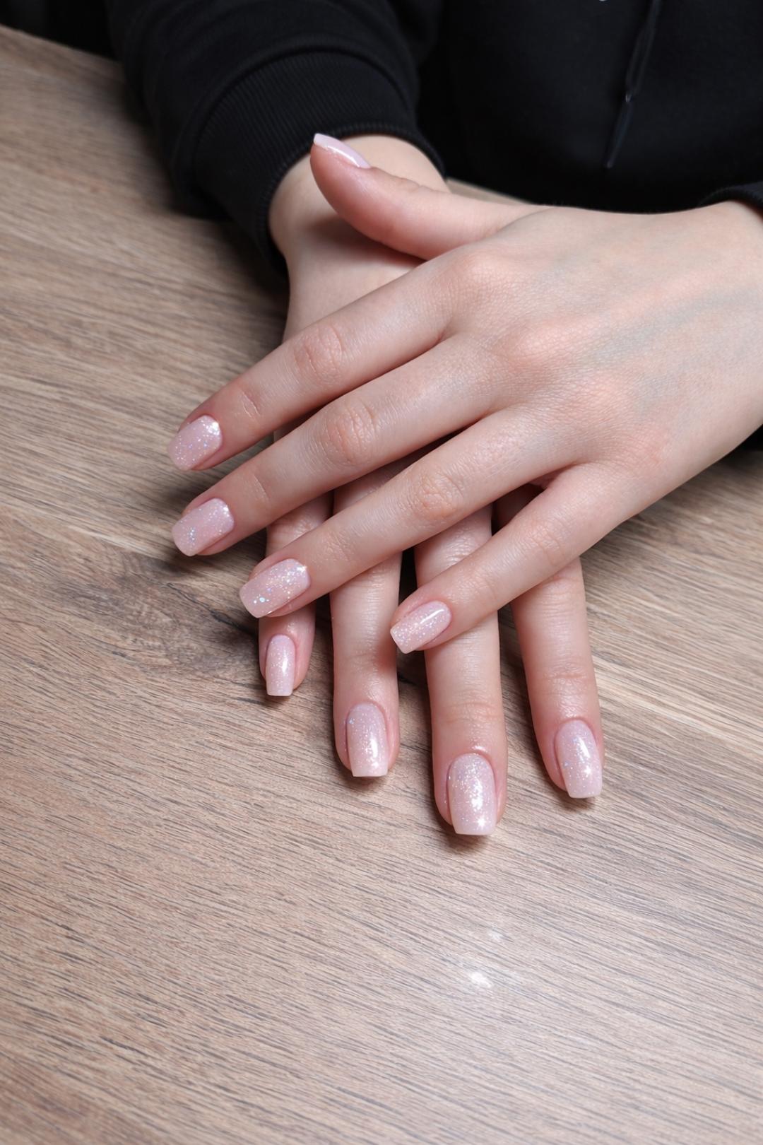 Shishi beauty studio #beograd Ojačavanje noktiju Aparaturni manikir + ojačavanje noktiju gelom