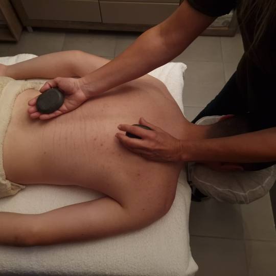 Seaside beauty #beograd Opšta masaža Hot stone masaža - 75 minuta Hot stone masaža je masaža vu