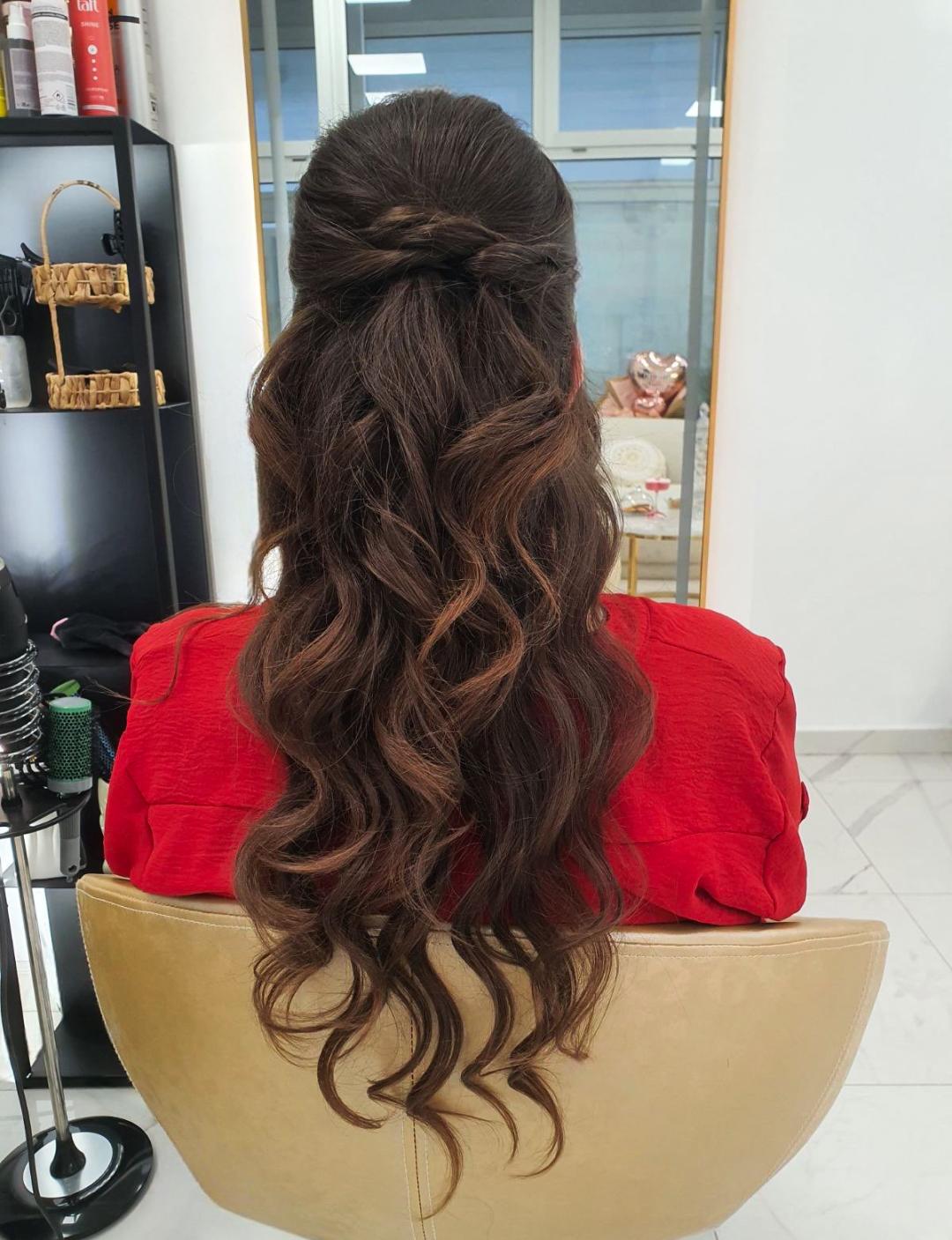 Svečana frizura - jednostavna - Evels Beauty, Niš Svečane i frizure za svadbu Frizerski saloni Svečane i frizure za svadbu, Niš, Medijana