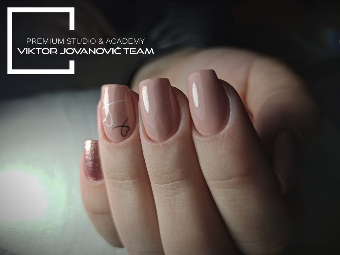 Korekcija noktiju - S velicina - BEAUTY CENTER Viktor Jovanović, Subotica Izlivanje noktiju Nokti Izlivanje noktiju, Subotica, Centar
