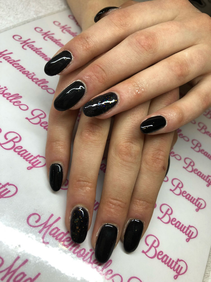Mademoiselle Beauty #beograd Izlivanje noktiju Korekcija izlivanja noktiju gelom - M dužina - rad salona