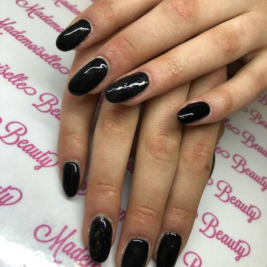 Mademoiselle Beauty #beograd Izlivanje noktiju Korekcija izlivanja noktiju gelom - M dužina - rad s