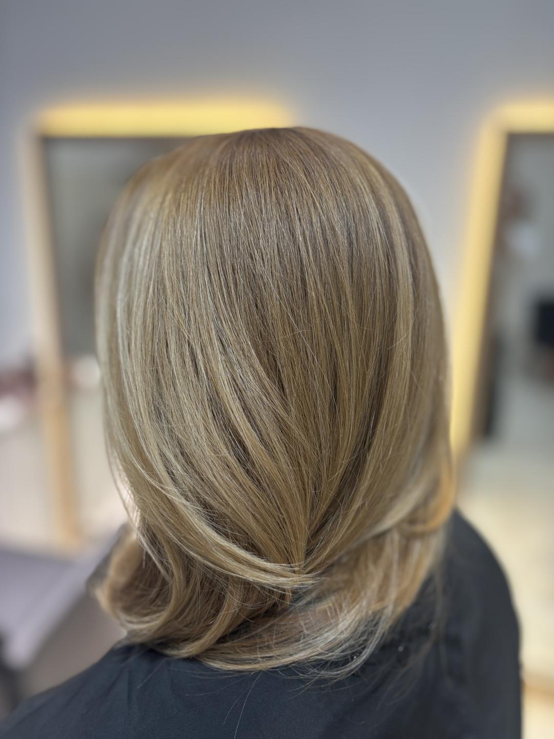 Farbanje izrastka - do 1 cm dužine - Atelier Kat, Beograd Farbanje kose Frizerski saloni Farbanje kose, Beograd, Mirijevo