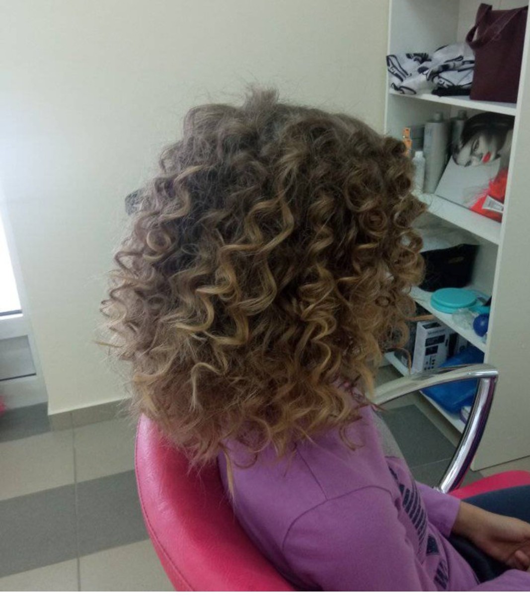 Afro lokne - kosa srednje dužine - Nina, Inđija Uvijanje, lokne i talasi Frizerski saloni Uvijanje, lokne i talasi, Inđija, Centar