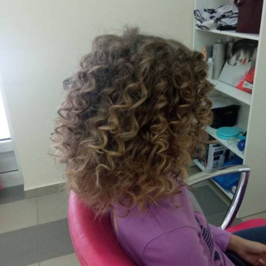 Nina #indjija Uvijanje, lokne i talasi Afro lokne - kosa srednje dužine