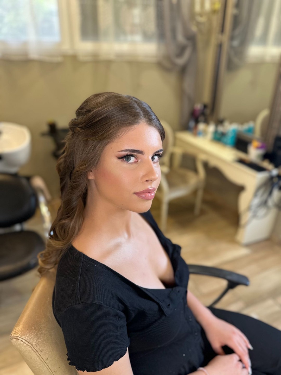 Bibi beauty centar #beograd Make-up / šminkanje Profesionalno šminkanje + veštačke trepavice + svečana frizura
