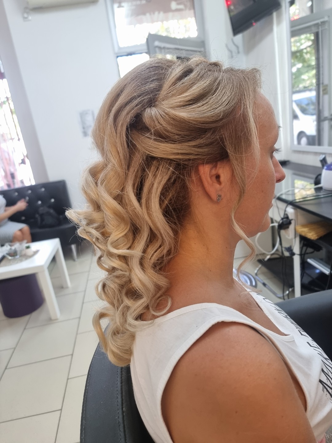 Svečana frizura - jednostavna - Studio Slavica - Cale, Kruševac Svečane i frizure za svadbu Frizerski saloni Svečane i frizure za svadbu, Kruševac, Centar