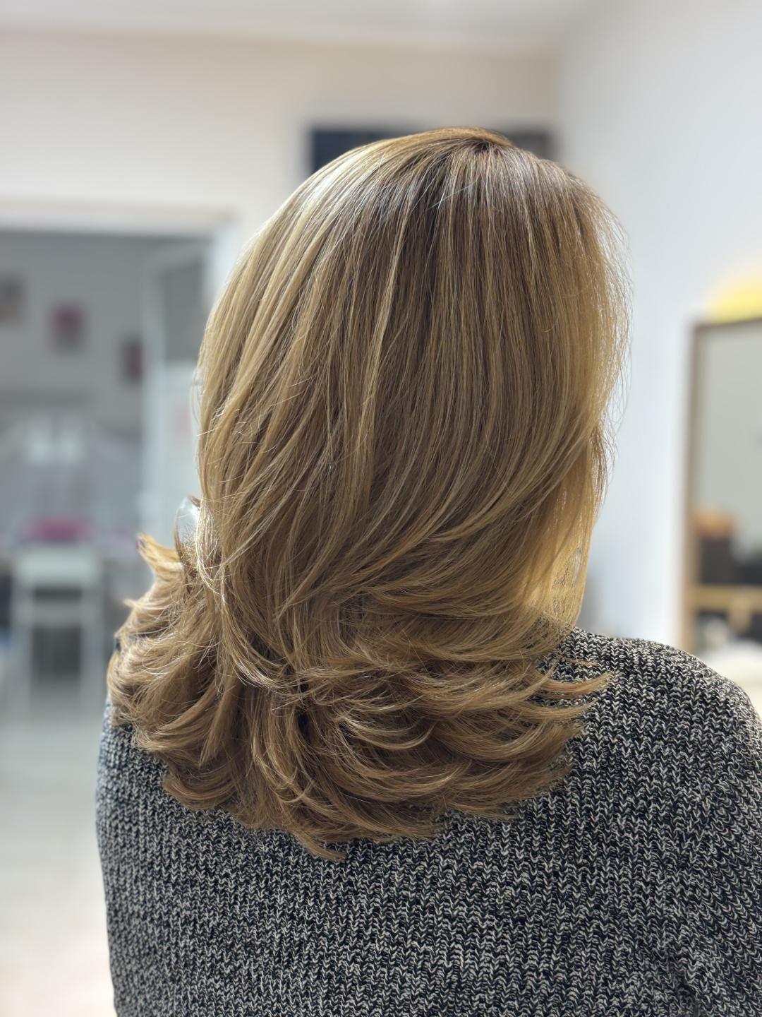 Žensko šišanje + feniranje - kosa srednje dužine - Atelier Kat, Beograd Žensko šišanje Frizerski saloni Žensko šišanje, Beograd, Mirijevo