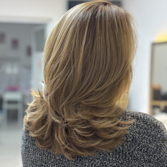 Atelier Kat #beograd Žensko šišanje Žensko šišanje + feniranje - kosa srednje dužine