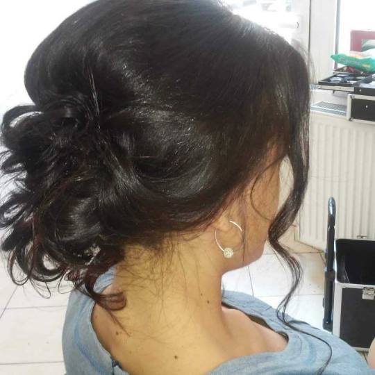 Cut 'n' Go #novisad Svečane i frizure za svadbu Svečana frizura - kosa srednje dužine