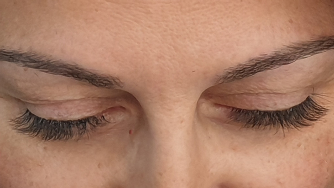 Albina Unisex Studio Lepote #temerin Nadogradnja trepavica Nadogradnja svilenih trepavica - 1 na 1 + oblikovanje obrva GRATIS