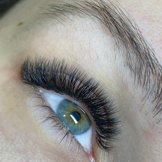 La Hermosa Beauty Studio #beograd Nadogradnja trepavica Nadogradnja svilenih trepavica - ruski volum
