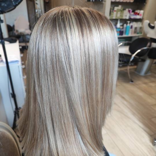 Bibi beauty centar #beograd Pramenovi Pramenovi na foliju u 1 / 2 boje / blanšem + olaplex+ preliv 