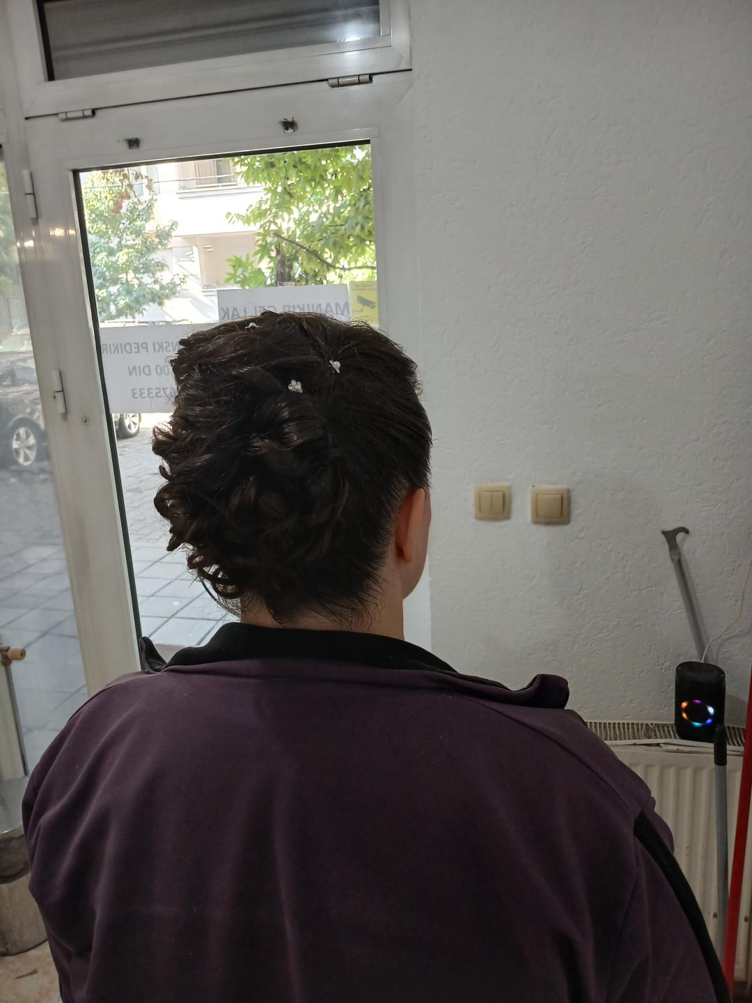 Svecana frizura srednja kosa (podrazumeva dolazak sa cistom kosom) - Studio Ceca, Novi Sad Izlivanje noktiju Nokti Izlivanje noktiju, Novi Sad, Sajmište, Detelinara, Banatić