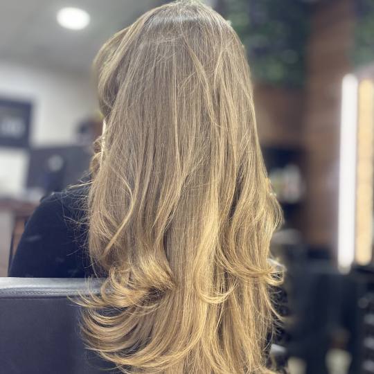 Beauty Centar 2313 #beograd Žensko šišanje Žensko šišanje + feniranje na ravno / lokne + ampul