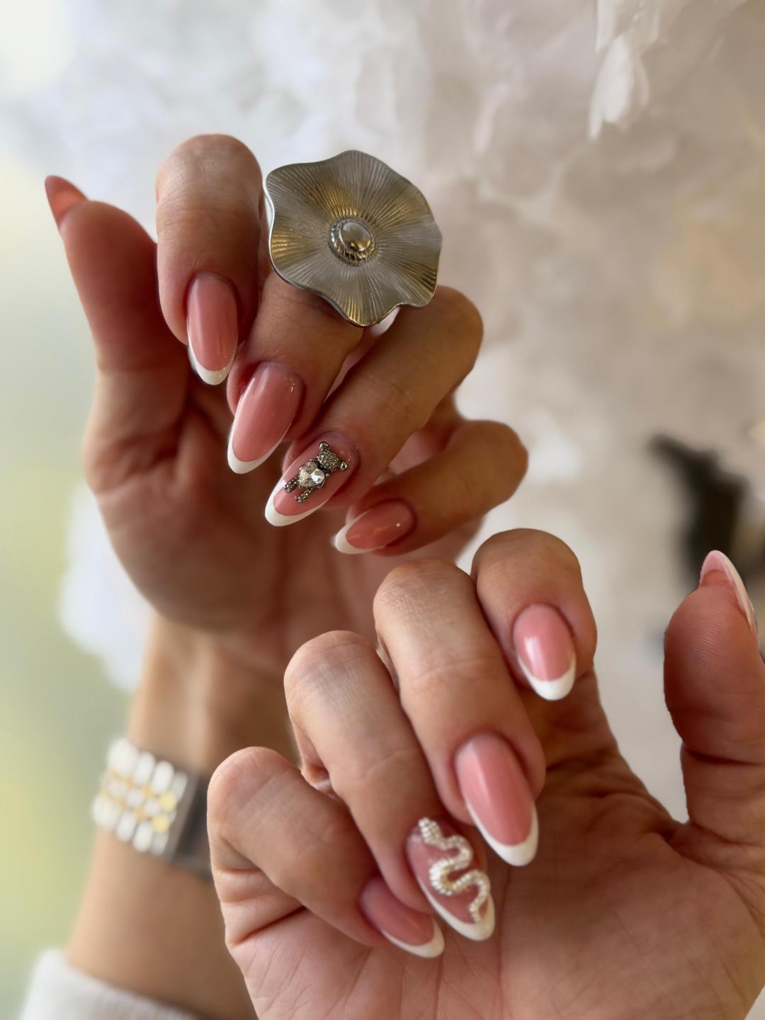 Butik Lepote #beograd Korekcija noktiju Korekcija noktiju gel boja ili frenc + aparatni manikir - M dužina