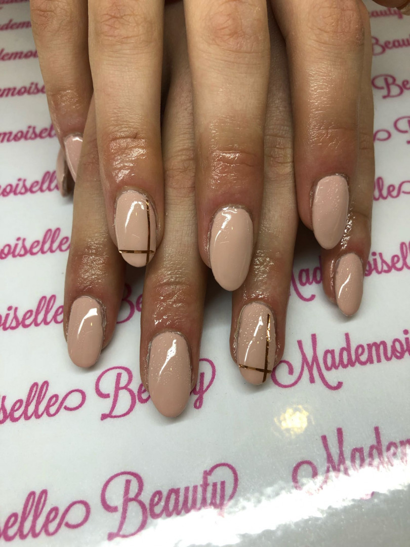 Mademoiselle Beauty #beograd Izlivanje noktiju Korekcija izlivanja noktiju gelom - M dužina - rad salona