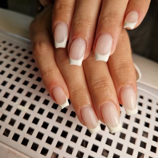 Butik Lepote #beograd Korekcija noktiju Korekcija noktiju gel boja ili frenc + aparatni manikir - M 