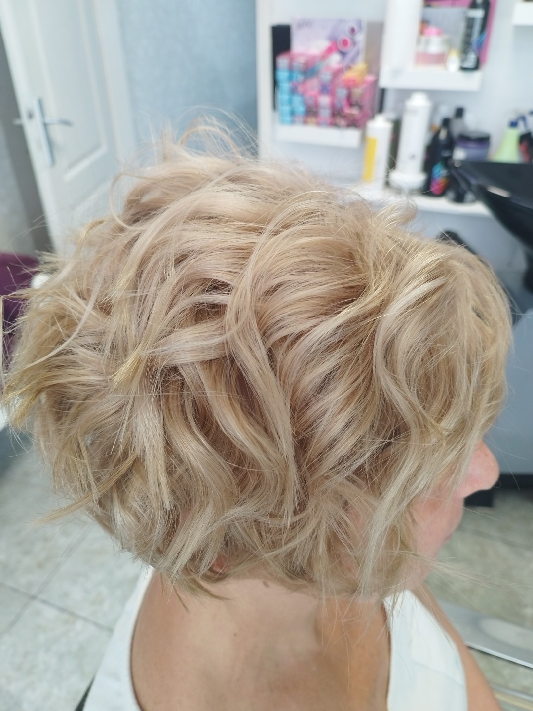 Lokne na presu - kratka kosa - Beauty in Style DM, Novi Sad Feniranje i stilizovanje Frizerski saloni Feniranje i stilizovanje, Novi Sad, Sajmište, Detelinara, Banatić