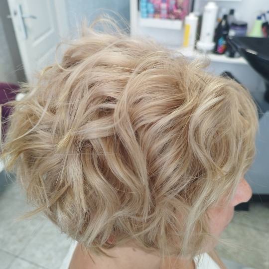 Beauty in Style DM #novisad Feniranje i stilizovanje Lokne na presu - kratka kosa