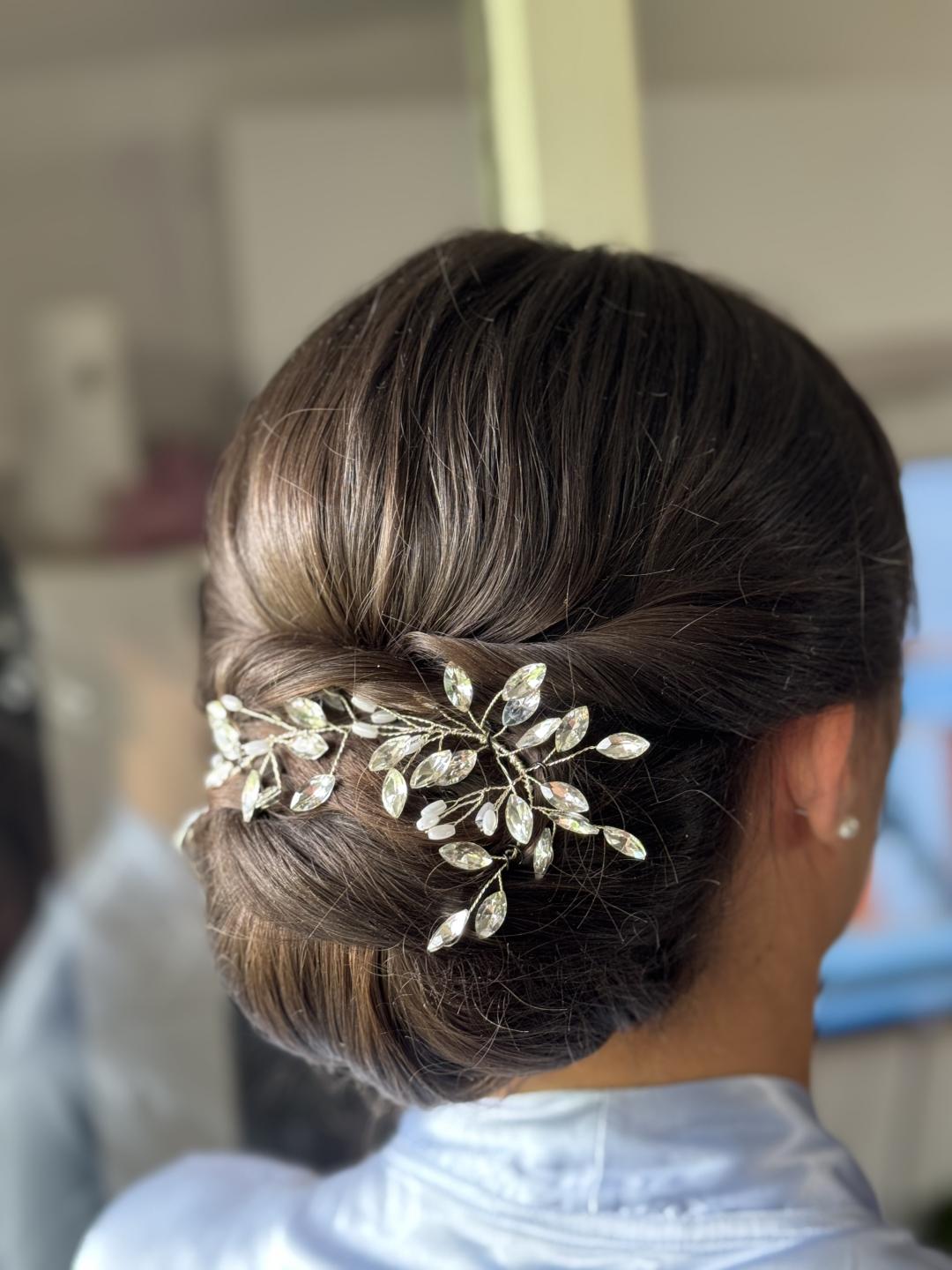 Pravljenje punđe - Studio Kristina Jovanović, Beograd Pletenice, kike, punđe Frizerski saloni Pletenice, kike, punđe, Beograd, Zvezdara