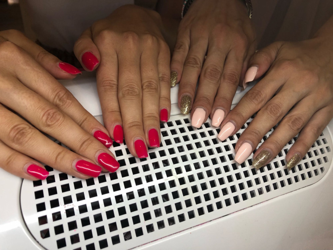 Mademoiselle Beauty #beograd Gel lak Korekcija gel laka - ruke sa aparatnim manikirom