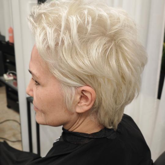 Kotenkova Studio & Education #beograd Farbanje kose Total Blonde - kratka kosa