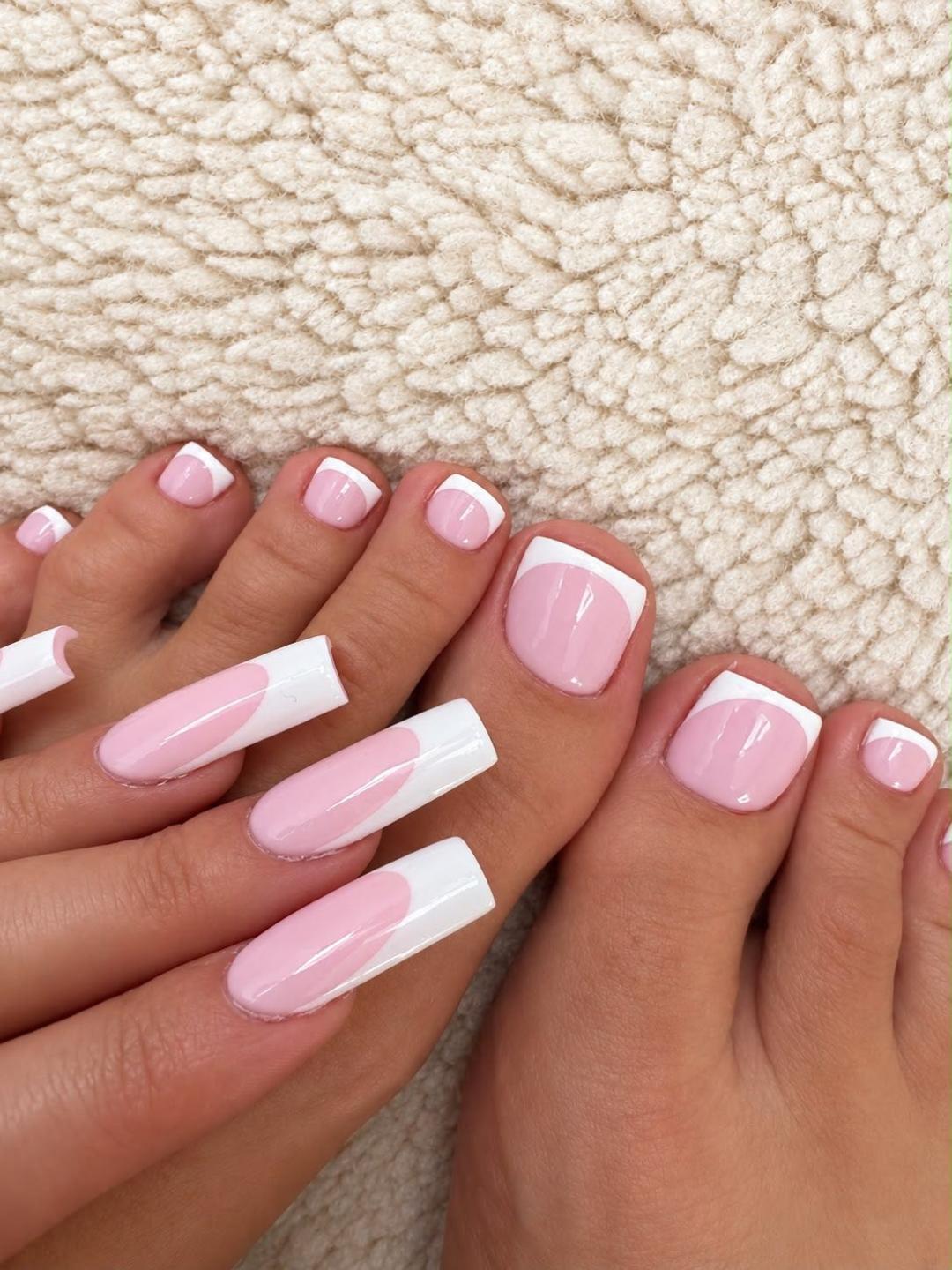 Estetski pedikir + rubber baza - Sneža Nails, Beograd Estetski pedikir Nokti Estetski pedikir, Beograd, Novi Beograd Stari Merkator