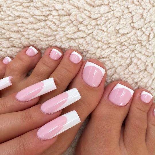 Sneža Nails #beograd Estetski pedikir Estetski pedikir + rubber baza Nokti