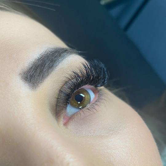 Nini beauty studio #beograd Nadogradnja trepavica Nadogradnja trepavica - ruski volumen