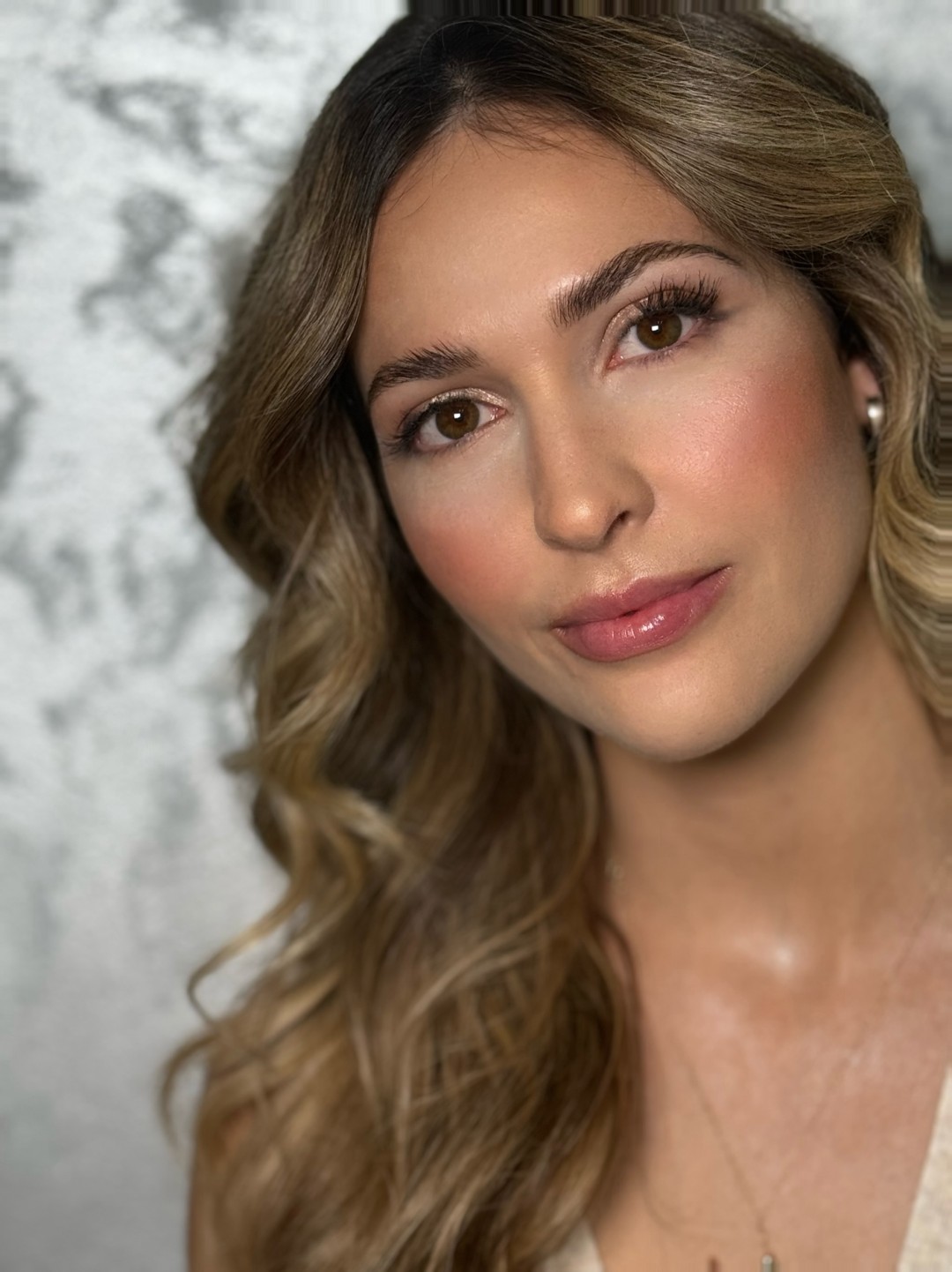 M Studio 0303 - Vojvode Bojovića #novisad Make-up / šminkanje Profesionalno šminkanje + svečana frizura (podrazumeva dolazak sa čistom kosom )