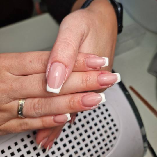 Butik Lepote #beograd Korekcija noktiju Korekcija noktiju gel boja ili frenc + aparatni manikir - M 