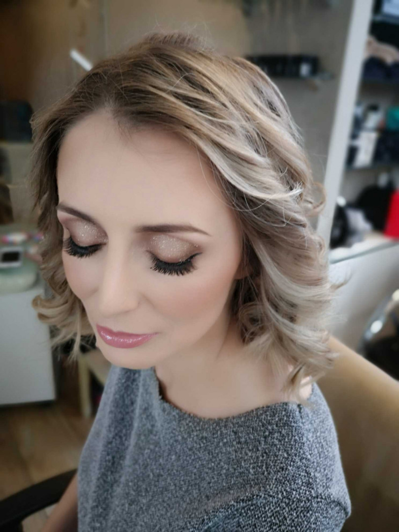 Bibi beauty centar #beograd Svečane i frizure za svadbu Profesionalno šminkanje + svečana frizura + manikir / trajni lak - za maturante