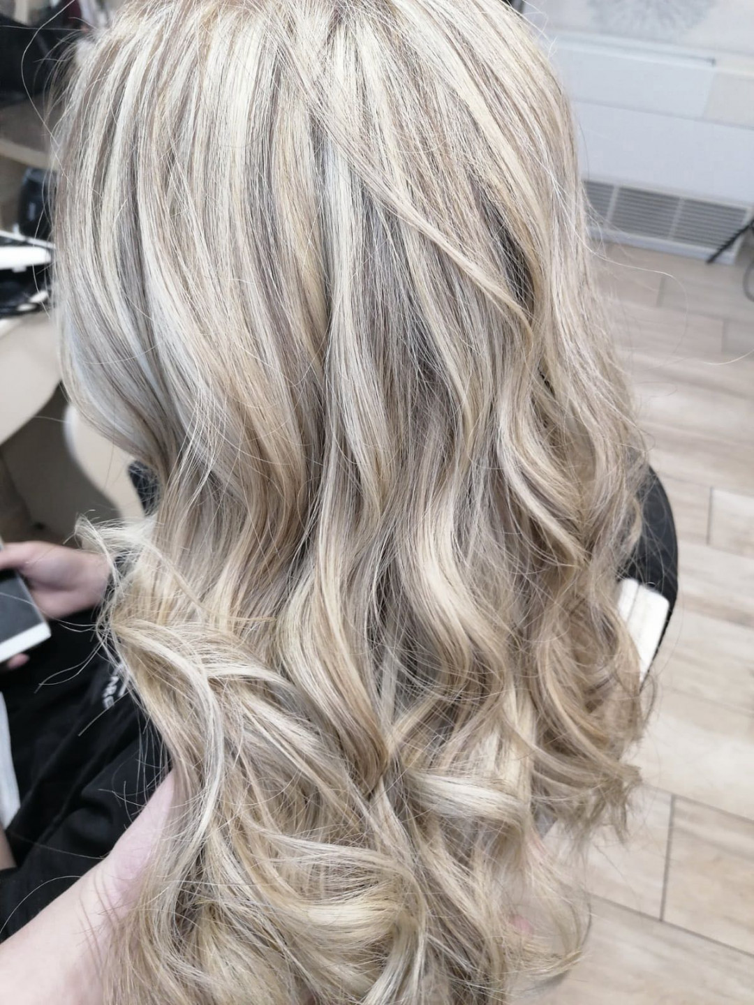 Bibi beauty centar #beograd Pramenovi Pramenovi na foliju u 1 / 2 boje / blanšem + preliv - kosa srednje dužine