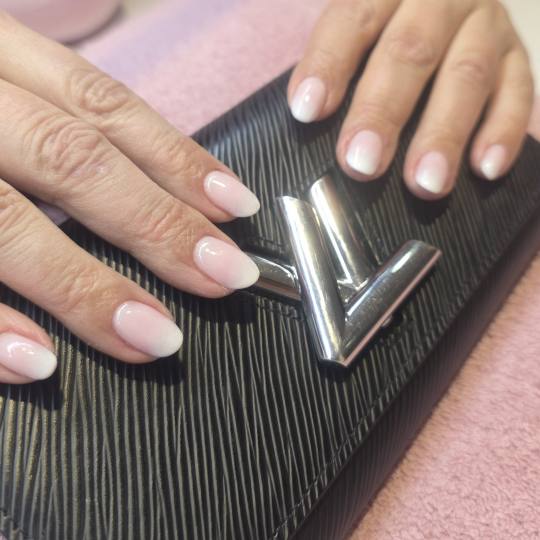 Diamond beauty #beograd Ojačavanje noktiju Ojačavanje noktiju gelom / korekcija - S dužina Tehnik