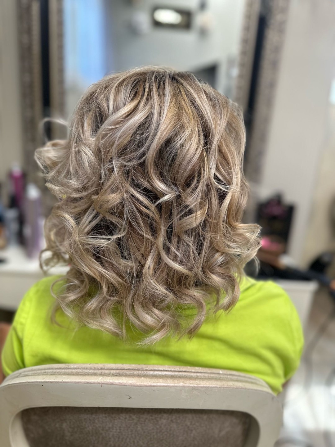 Bibi beauty centar #beograd Pramenovi Pramenovi na foliju u 1 / 2 boje / blanšem + preliv - kosa srednje dužine