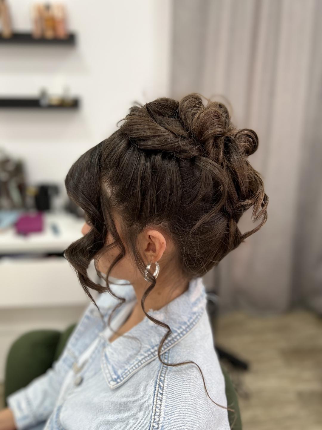 Pravljenje punđe - Studio Kristina Jovanović, Beograd Pletenice, kike, punđe Frizerski saloni Pletenice, kike, punđe, Beograd, Zvezdara