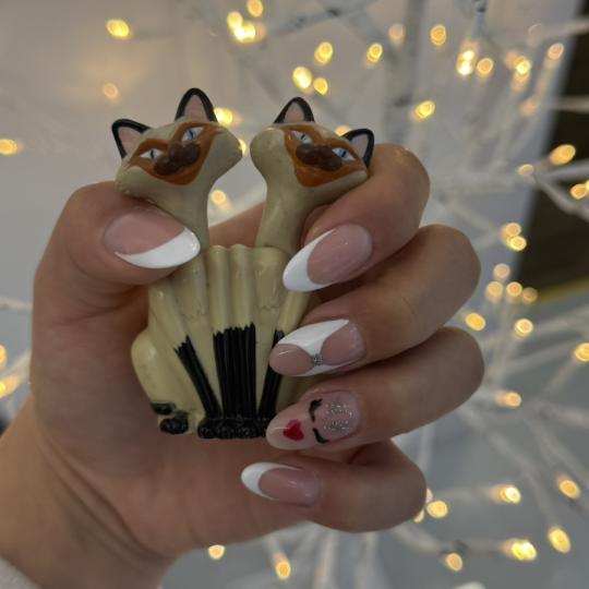 Dve mace 2 #beograd Korekcija noktiju Korekcija noktiju - french 🎅